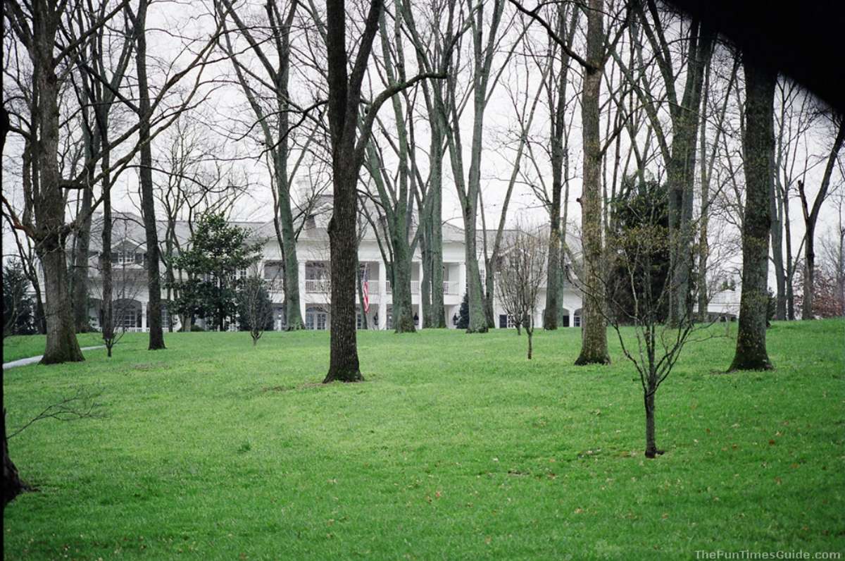 alan-jackson-sweetbriar-house-property Alan Jackson's house in Nashville, TN - as viewed from just inside the front gate.
