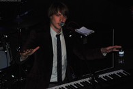 eric-hutchinson-interacting-with-crowd.jpg