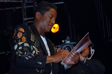 jermaine-jackson-signing-autographs.jpg