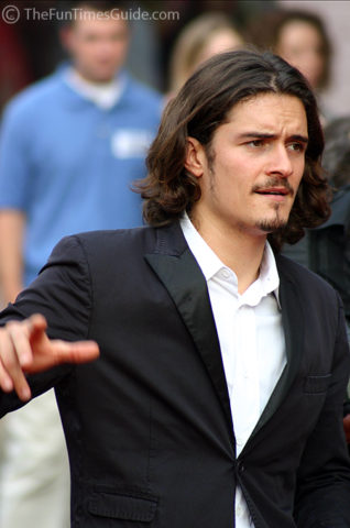 Orlando Bloom waving to his fans in Franklin, Tennessee.