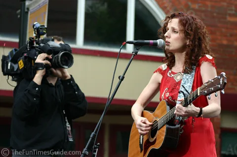 Patty Griffin singing her song from the 'Elizabethtown' movie premiere at Franklin Cinema.