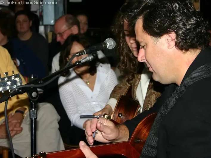 Amy Grant was on the schedule to be at the Bluebird Cafe on this night. Vince Gill showed up as her "special guest". 