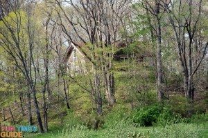 I've always thought musicians were handing out in this log cabin. Of all the places on Tim McGraw and Faith Hill's Franklin property, this cabin is where I always saw the most activity. photo by Lynnette at TheFunTimesGuide.com tim-mcgraw-faith-hill-log-cabin-lodge