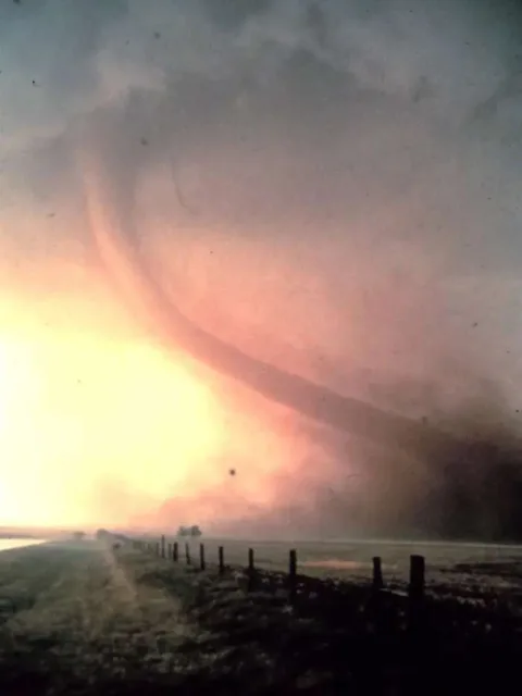 Tornado twister picture. 